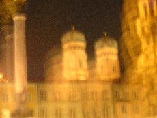 Nur so zur Info: Das ist die Mariensäule und im Hintergrund die Frauenkirche in München.