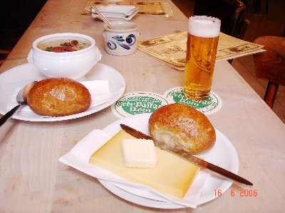 Roggenbrtchen mit Goudakse - genannt "Halber Hahn", gegessen in Kln.